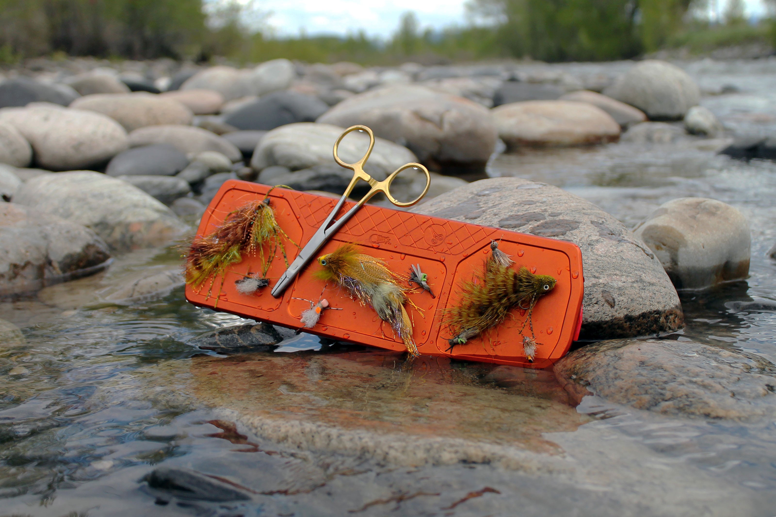 cling fishing products mag grab boat bar with flies in river